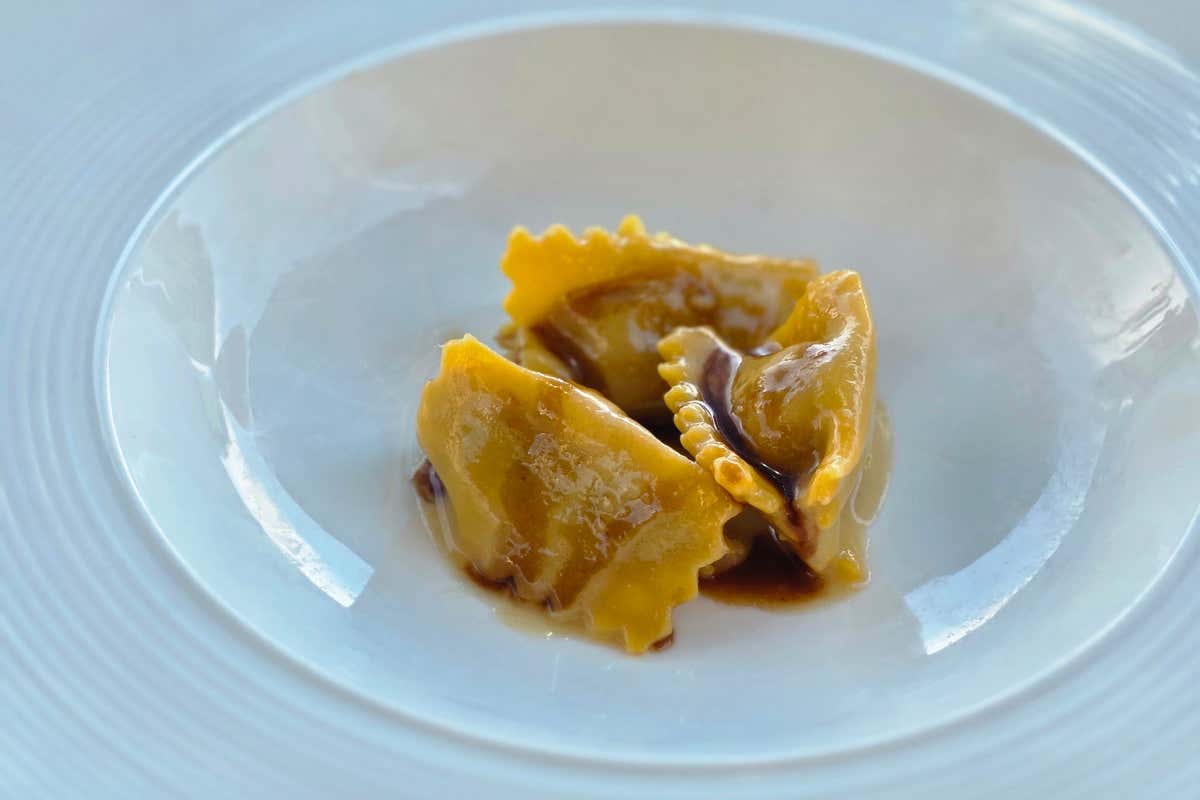 Ravioli del plin ripieni di rosticciana, con burro nocciola e Parmigiano Reggiano di montagna 30 mesi