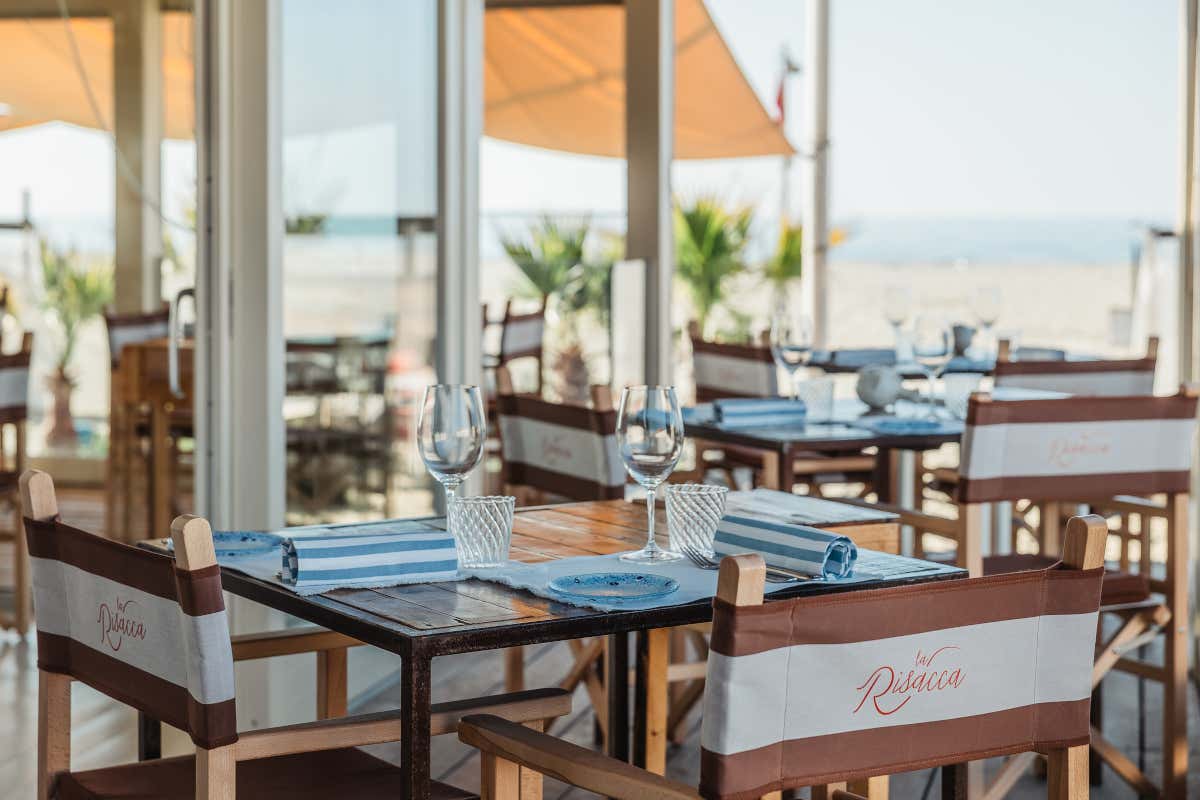 Il dehors sulla spiaggia de La Risacca