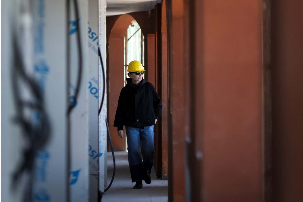 La Roqqa, Ludovica Palomba dello Studio Palomba supervisiona il cantiere della struttura (foto Alessandro Moggi) C'è una Roqqa da scoprire all'Argentario