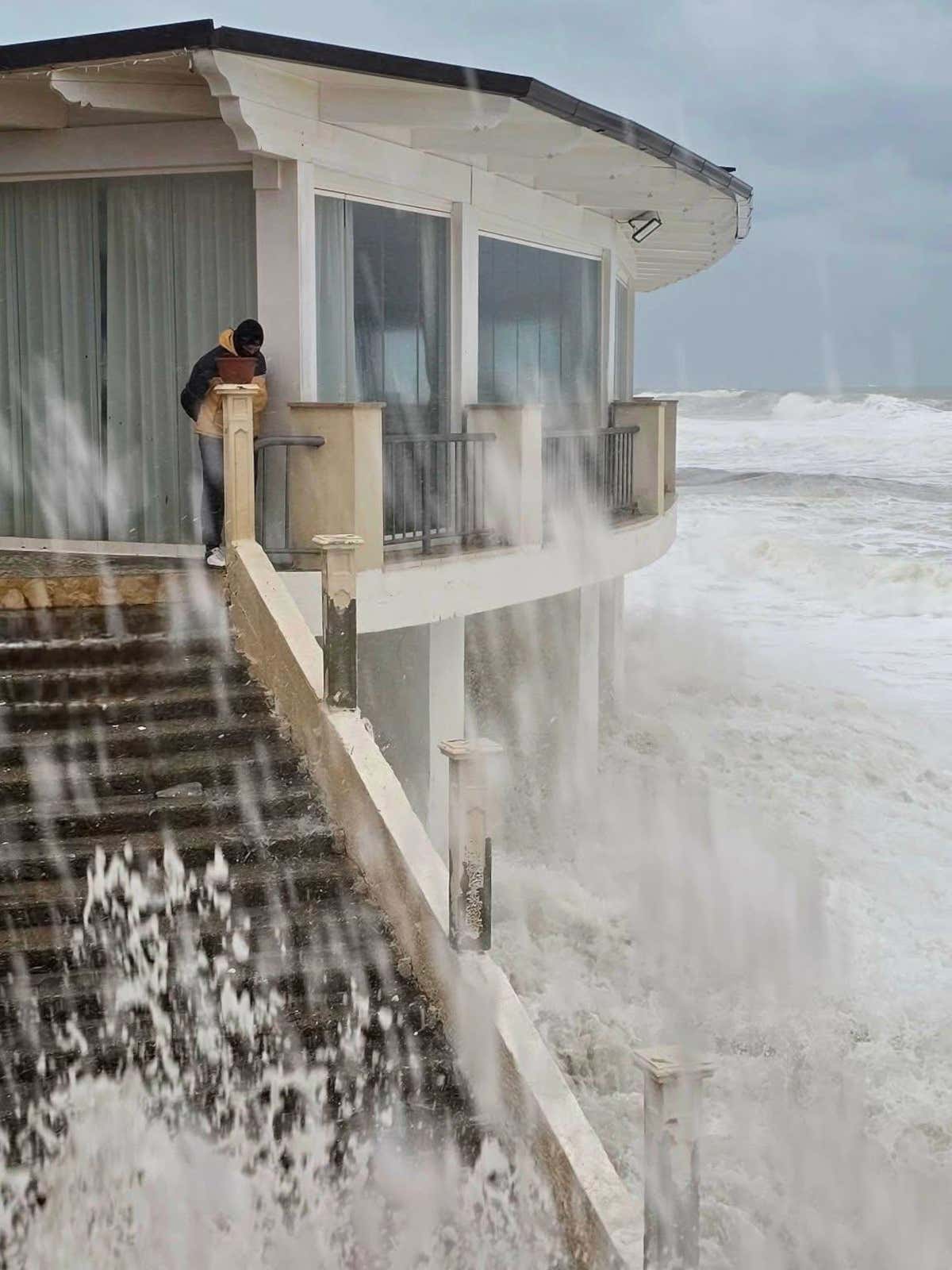 Il ristorante La Rotonda di Bovalino sferzato dalle onde durante il ciclone Harry