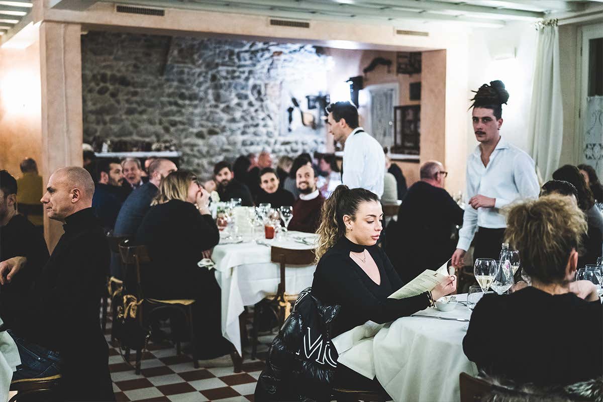 La sala, Trattoria Visconti La Trattoria Visconti di Ambivere inaugura la nuova cantina