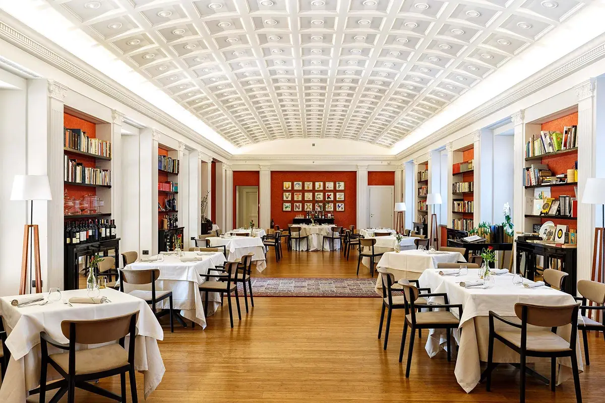 La sala del ristorante Il labirinto pi&ugrave; grande al mondo? Nel Parmense dove si pu&ograve; mangiare e dormire