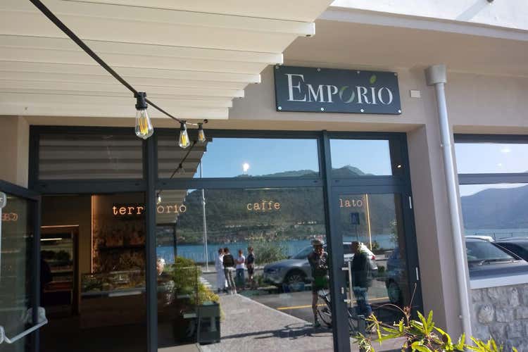 L'estero del Laboratorio l'Emporio (Al Laboratorio l&rsquo;Emporio la ricerca dei sapori d&rsquo;Italia)