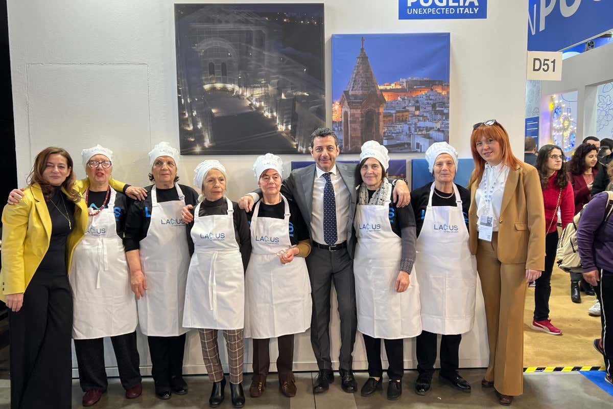 Il sindaco di Lesina Primiano Di Mauro, l'assessore al Turismo del Comune di Lesina Elena Centonza e la Project Manager Ester Fracasso con le Mamme dei Vicoli I 4 comuni del patto della Terra dei Laghi approdano alla fiera BTM Italia