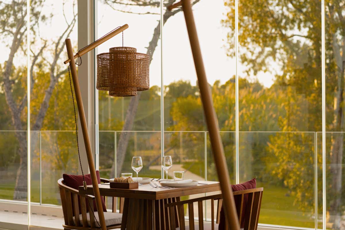 I coperti del Res si affacciano sulla natura dell'Oasi Naturale di Laghi Nabi Res il ristorante di resilienza e alta gastronomia di Laghi Nabi