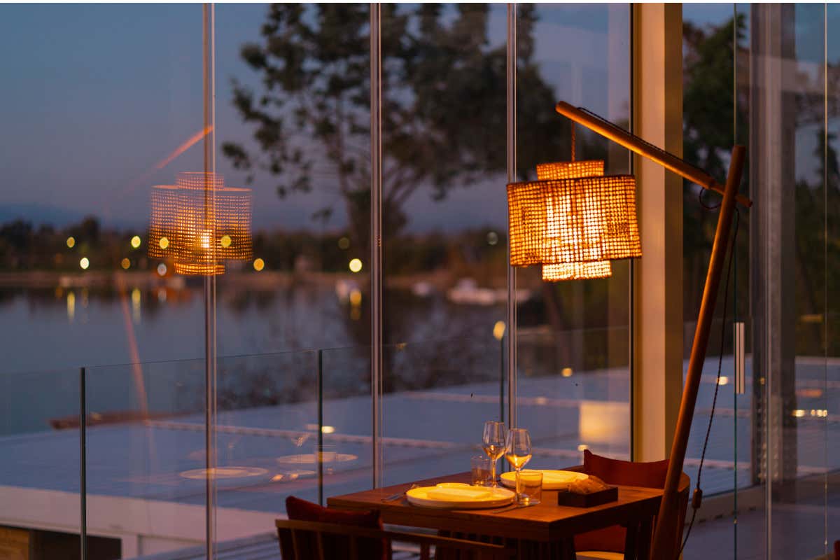 Atmosfera notturna magia al Res  Res il ristorante di resilienza e alta gastronomia di Laghi Nabi