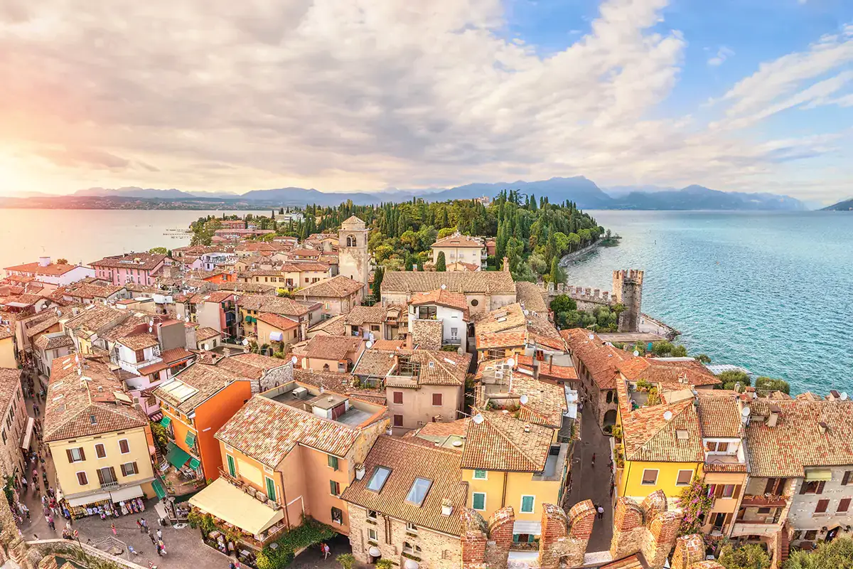 Una vista aerea di Sirmione e della sponda bresciana del Lago di Garda Lago di Garda sempre pi&ugrave; green ed ecosostenibile grazie ai fondi in arrivo dall'Europa