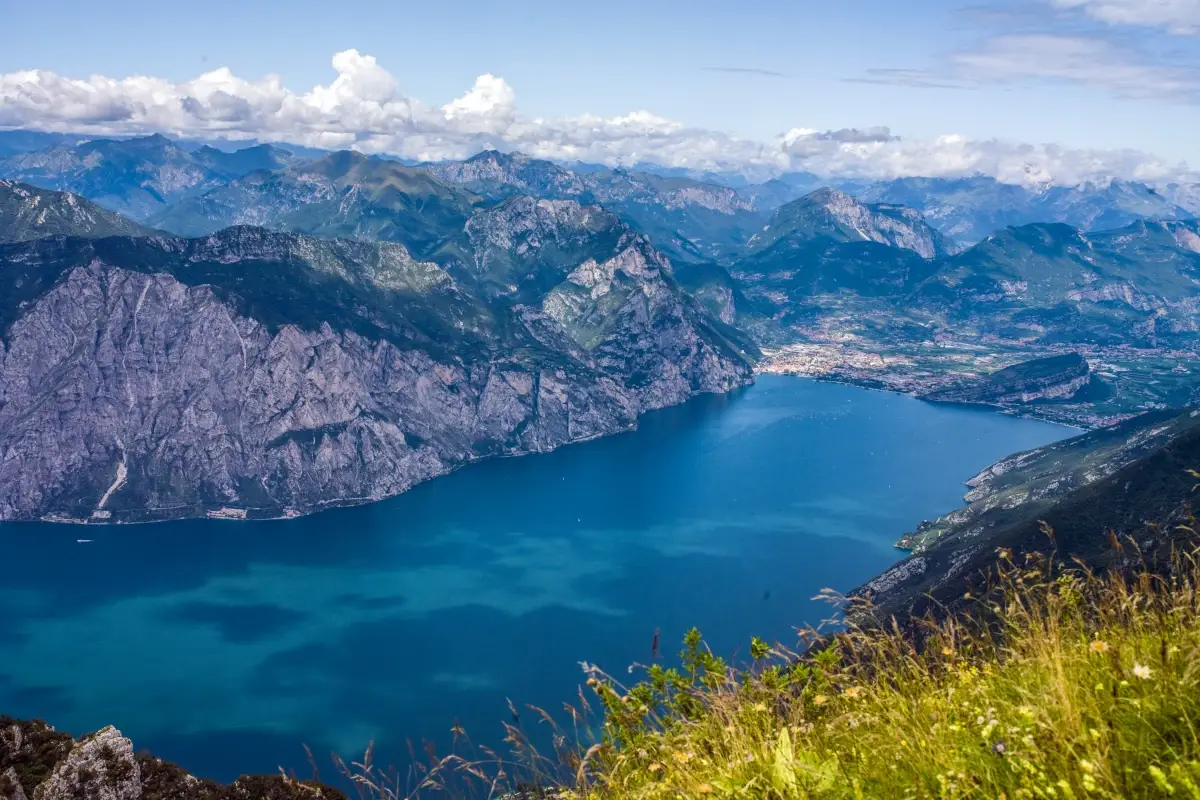 Il Lago di Garda visto dal Monte Baldo&nbsp; Centopercento Garda: l'enogastronomia del lago ha conquistato i gourmet