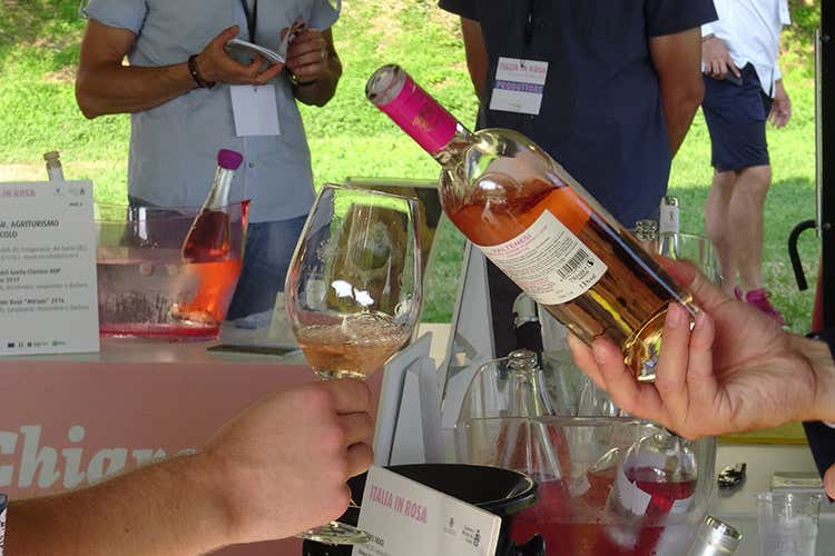 (Dal lago di Garda al mondo intero Un altro passo per dare dignit&agrave; ai rosati)