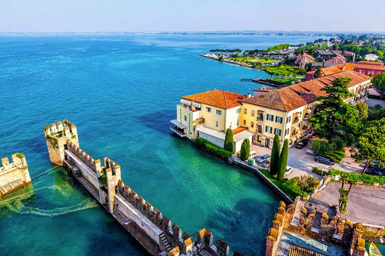 Uno scatto dalla sponda bresciana del lago di Garda - Bandiere blu e prenotazioni Stagione alle porte sul Garda Uno scatto dalla sponda bresciana del lago di Garda - Bandiere blu e prenotazioni Stagione alle porte sul Garda