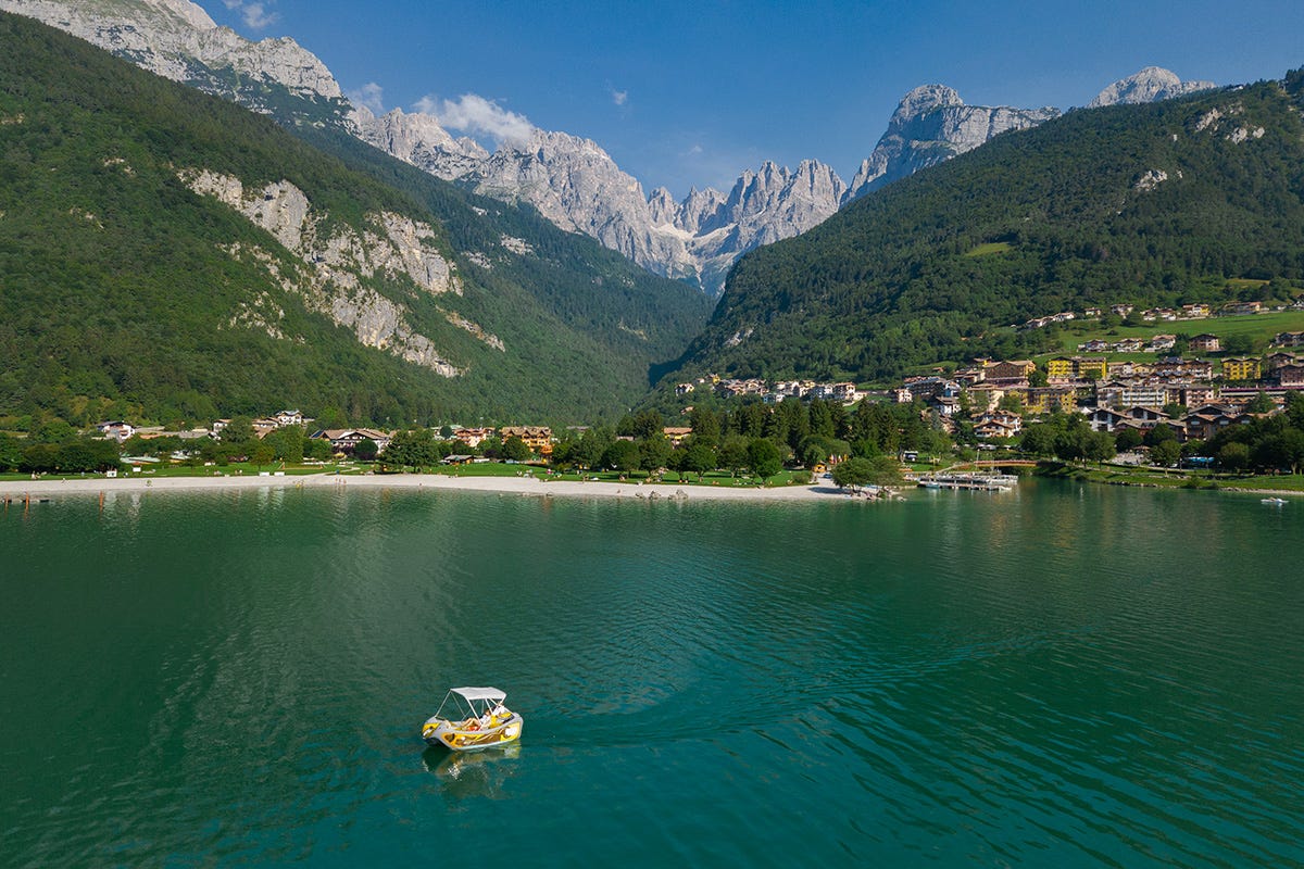 Il suggestivo Lago di Molveno - Foto T. Pini Dolomiti Paganella, un sogno a occhi aperti