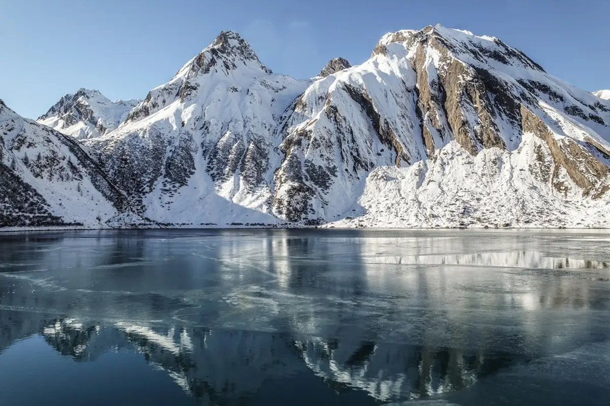Lago Morasco in inverno Sulle Alpi c’è di più: alla scoperta della ruvida e signorile Val Formazza