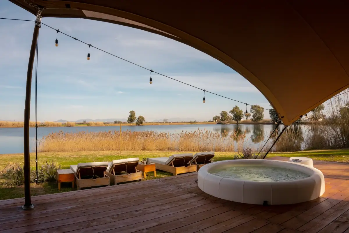 Tenda Safari ai laghi Nabi In cerca di una fuga d'amore? Il lago &egrave; sempre una buona idea