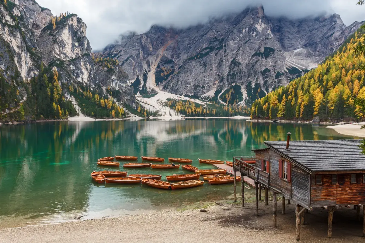 Il lago di Braies Contro il turismo di massa, tutti vogliono il &ldquo;numero chiuso&rdquo;: &egrave; davvero la soluzione?
