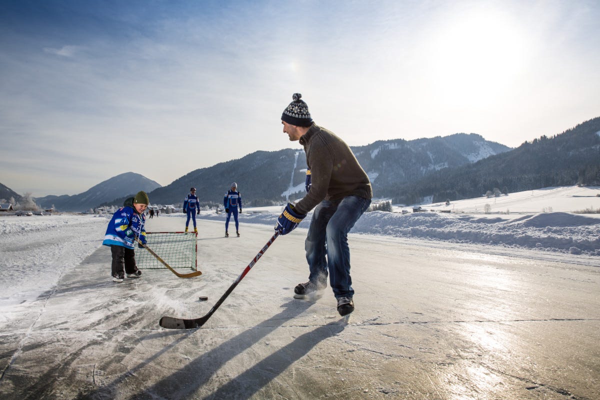 Hockey sui laghi ghiacciati in Carinzia  Inverno in Carinzia tra le montagne e una natura mozzafiato