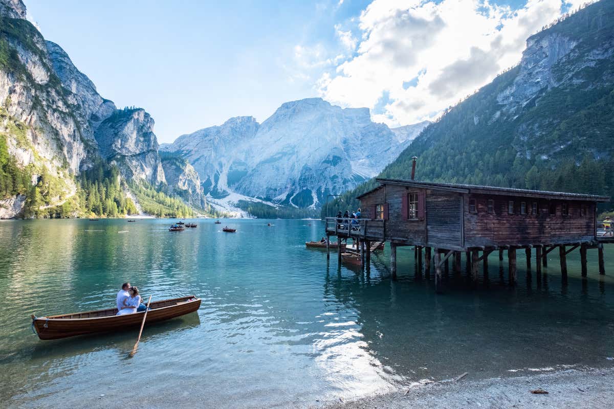 Troppi turisti in Alto Adige. E Funes sbarra le strade ai “mordi e fuggi”