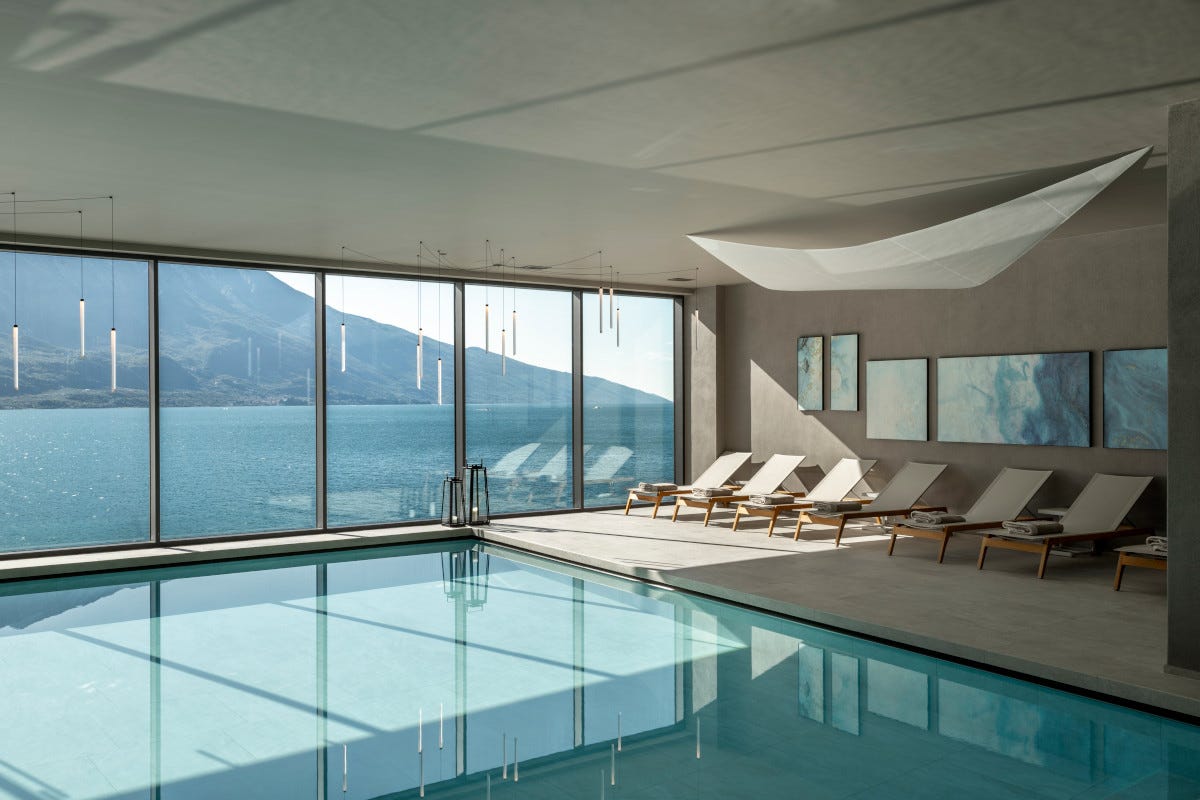 La piscina in terna con vista lago di Eala Le suites da sogno di Eala perla del Lago di Garda
