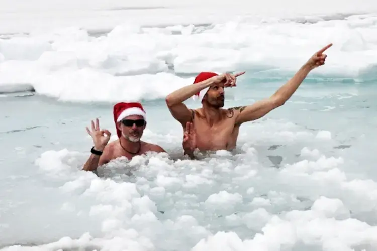 In Siberia e Germania tuffi nei laghi ghiacciati per festeggiare