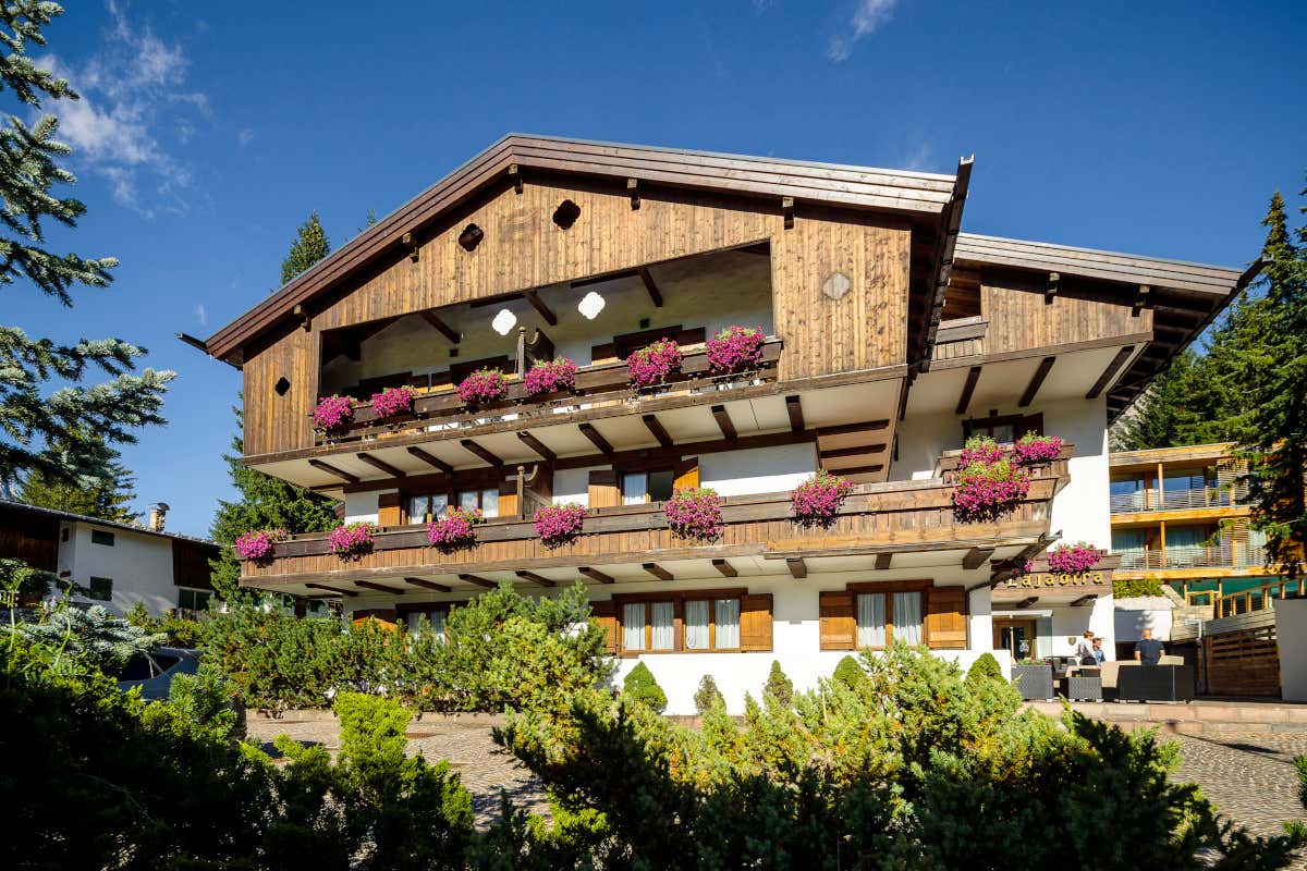 Cortina accoglie il nuovo hotel Lajadira, rifugio di eleganza e benessere Cortina accoglie il nuovo hotel Lajadira, rifugio di eleganza e benessere