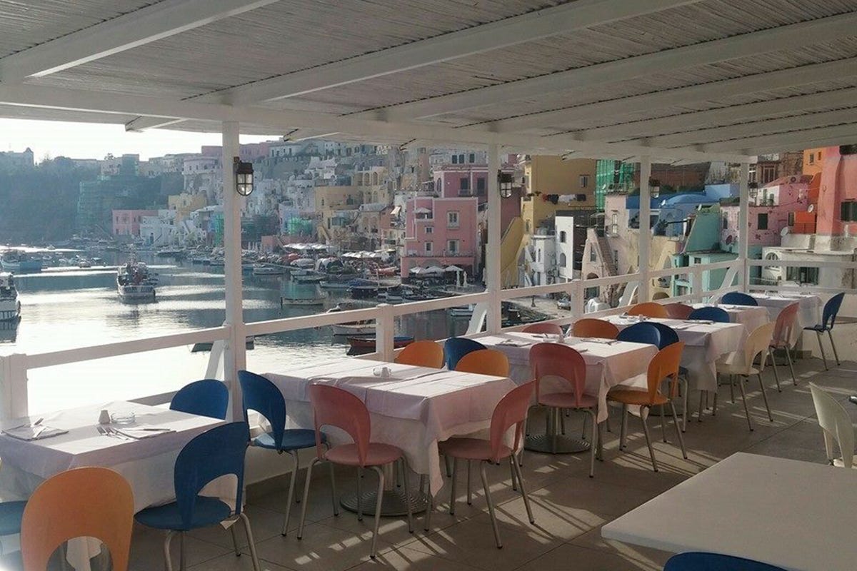 La splendida terrazza sul mare de La Lampara Procida “dentro”: viaggio tra ristoranti e alloggi in cui assaporare la vera bellezza