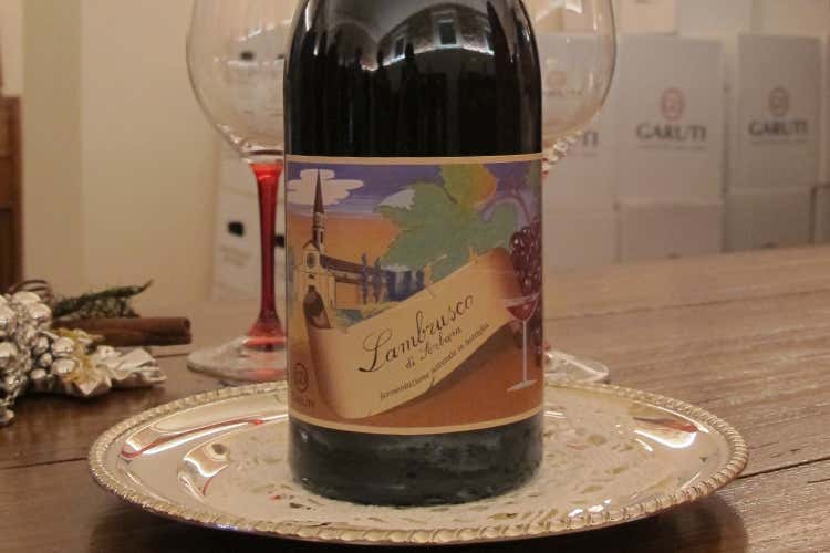 (Il Lambrusco di Sorbara Garuti celebra il lavoro e il territorio) (Il Lambrusco di Sorbara Garuti celebra il lavoro e il territorio)
