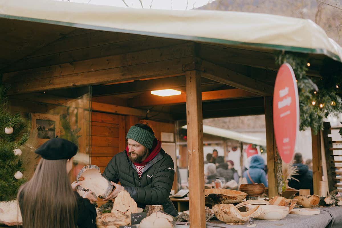 Polvere di Stelle: dolci, vini e speck tra le luci natalizie dei mercatini di Lana Polvere di Stelle: dolci, vini e speck tra le luci natalizie dei mercatini di Lana