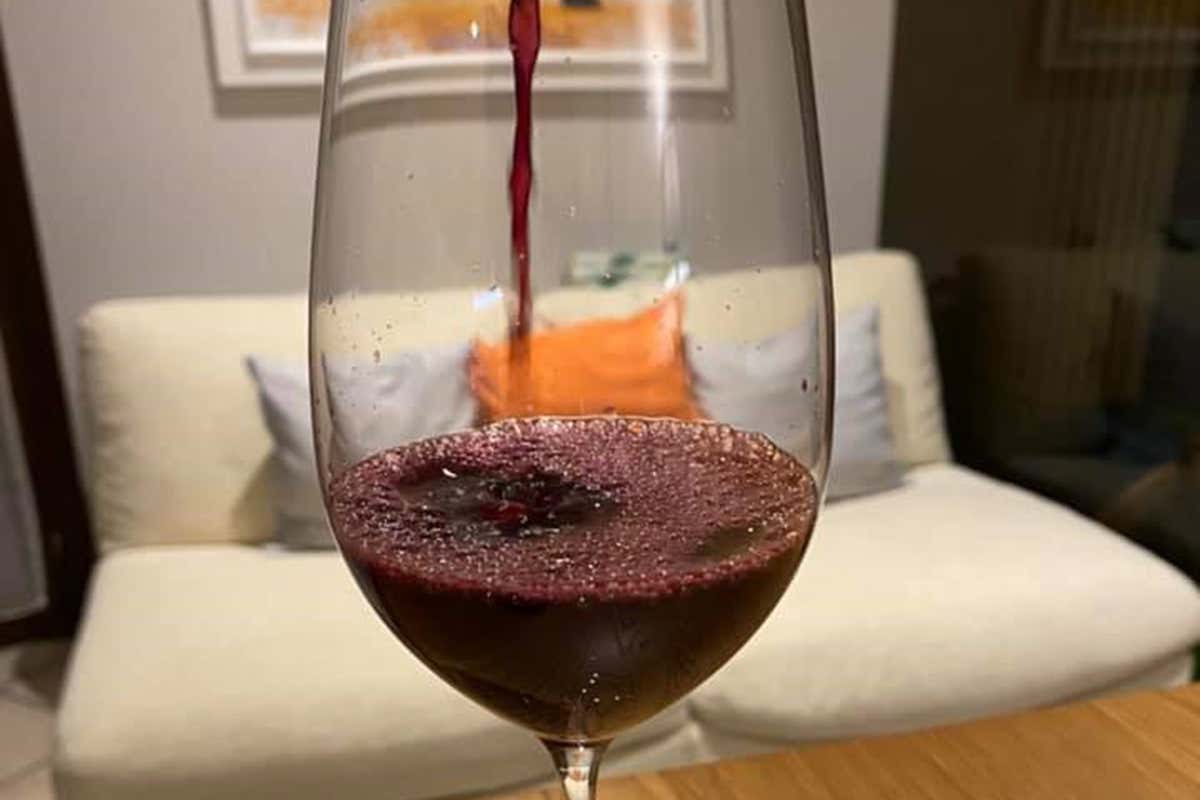 Un vino che recupera la tradizione e la ridefinisce con audacia Il “caso” la Fiuma: come un vino dà slancio a territorio ed enoturismo Un vino che recupera la tradizione e la ridefinisce con audacia Il “caso” la Fiuma: come un vino dà slancio a territorio ed enoturismo