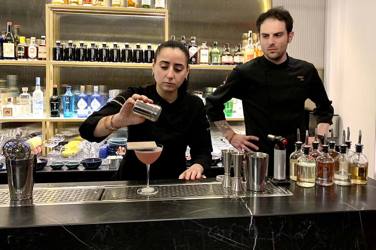 Damara Lanzone all'opera sotto gli occhi di Sisti Filippo Sisti firma la nuova drink list de Il Circolino Damara Lanzone all'opera sotto gli occhi di Sisti Filippo Sisti firma la nuova drink list de Il Circolino