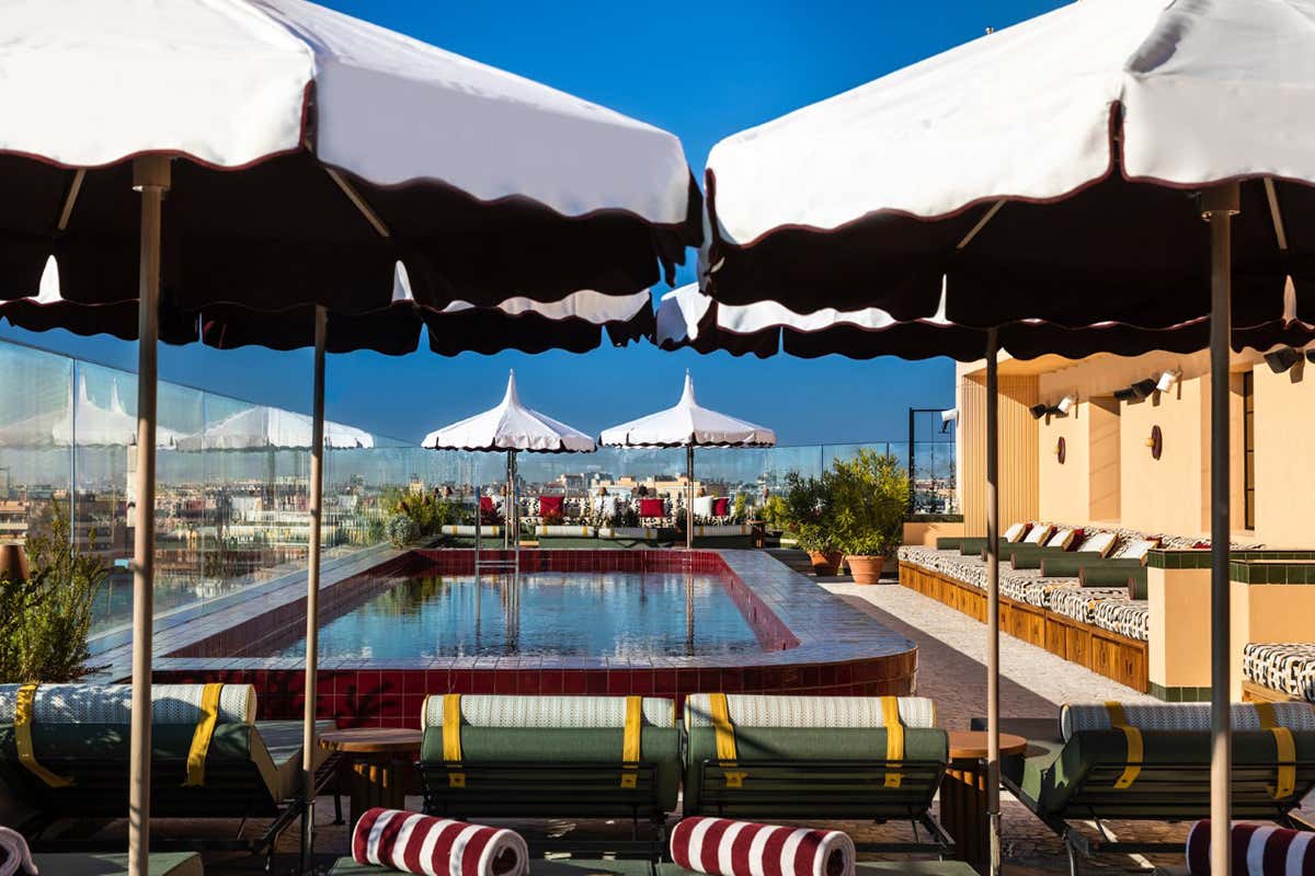 La piscina e il ristorante in terrazza. Foto: Venanzi Soho House Rome, la &ldquo;casa&rdquo; di chi &egrave; fuori casa ha ora anche un ristorante gourmet