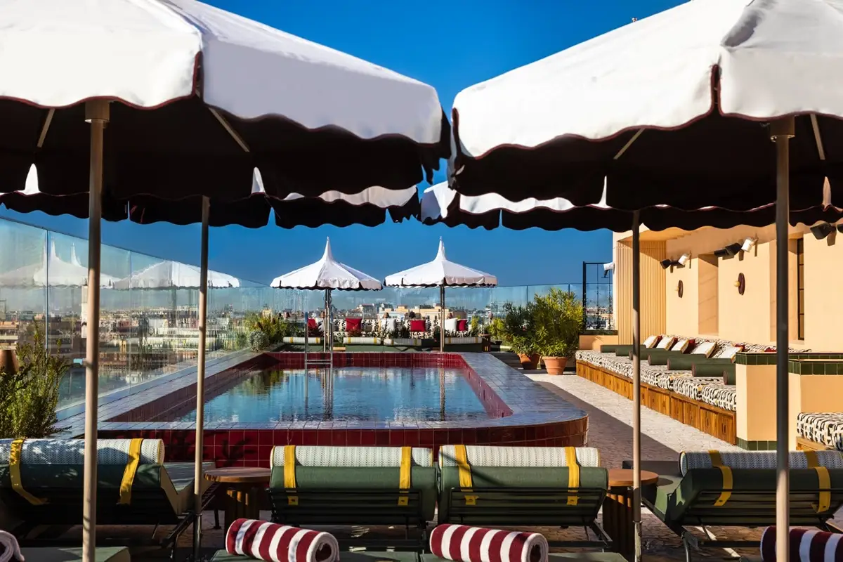 La piscina e il ristorante in terrazza. Foto: Venanzi Soho House Rome, la &ldquo;casa&rdquo; di chi &egrave; fuori casa ha ora anche un ristorante gourmet