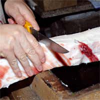 Il lardo viene tagliato ed inserito nelle doils entro 48 ore dalla macellazione