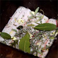 Al lardo vengono aggiunti cristalli di sale, acqua, aglio, foglie di lauro, rosmarino, salvia ed erbe di montagna