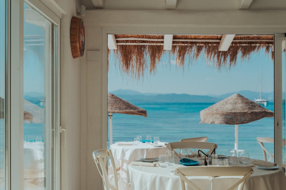 La magnifica vista su Golfo Aranci dall'interno del ristorante La Spigola 