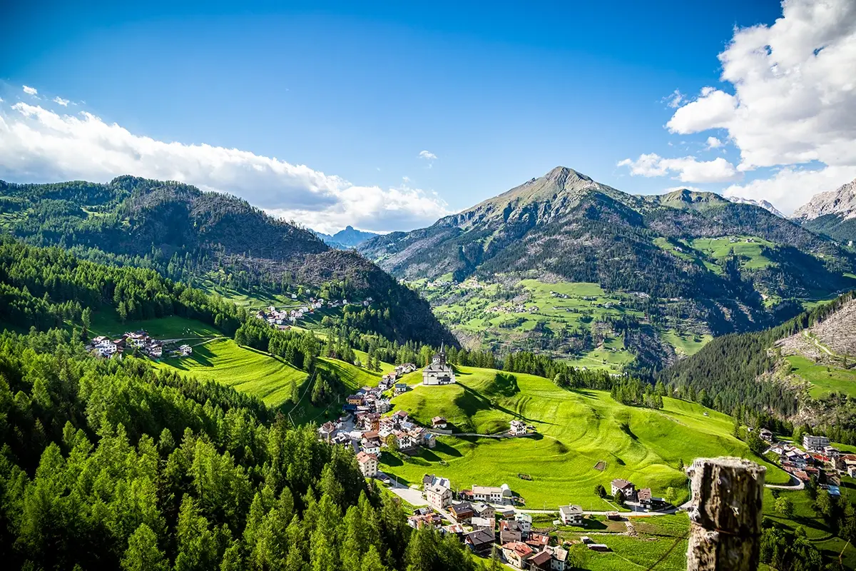 Panoramica di Laste Foto: Consorzio Turistico Marmolada Marmolada da scoprire tra borghi ''dog'', storia e sport in quota