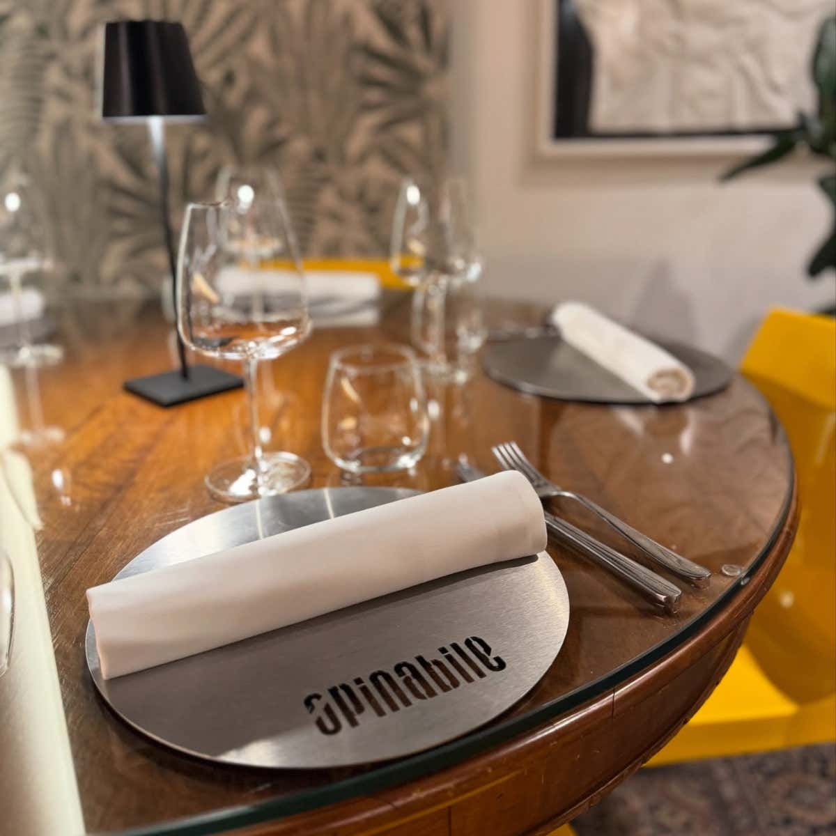 La mise en place di un tavolo al ristorante Opinabile