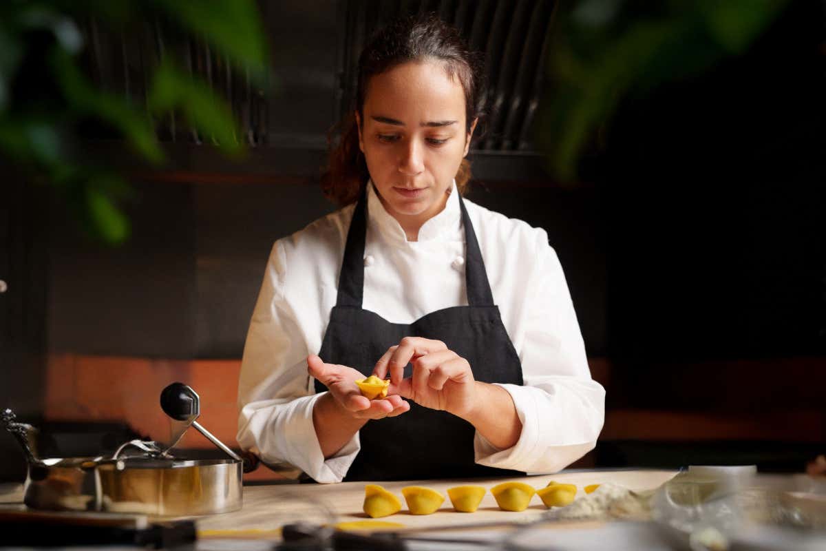 Abbiamo sollevato La Toque ad Angela D’Errico: empatica, tenace e creativa Abbiamo sollevato La Toque ad Angela D’Errico: empatica, tenace e creativa