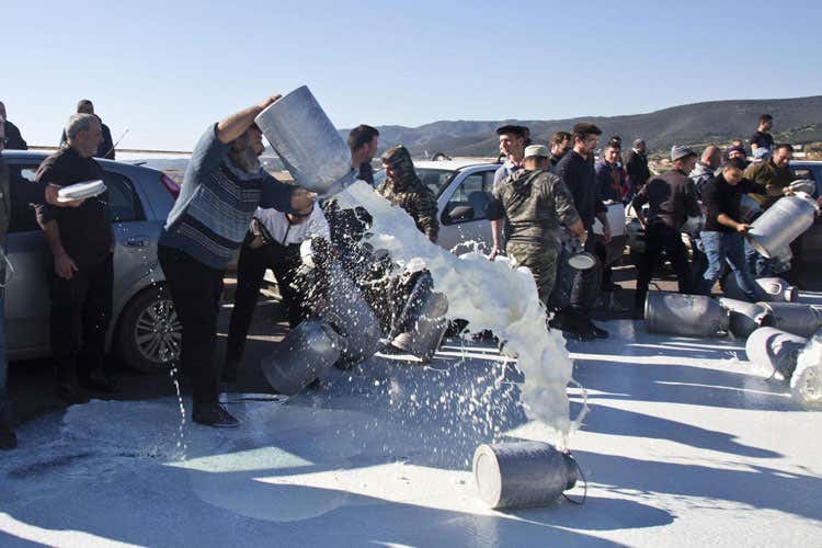 (Latte, la controproposta dei pastori: 80 centesimi al litro da subito) (Latte, la controproposta dei pastori: 80 centesimi al litro da subito)