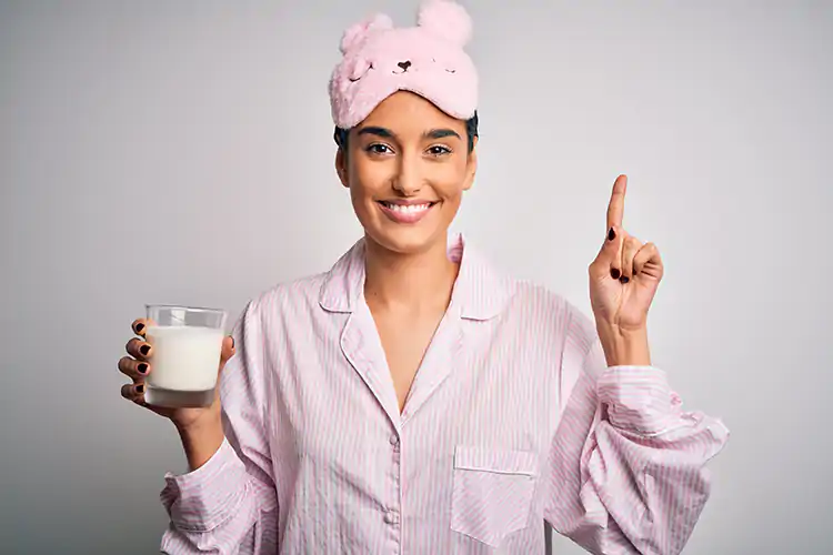 Il latte &egrave; da tempo considerato un ottimo alleato della buona notte Vuoi dormire bene?Ecco i 10 alimenti che devi mangiare