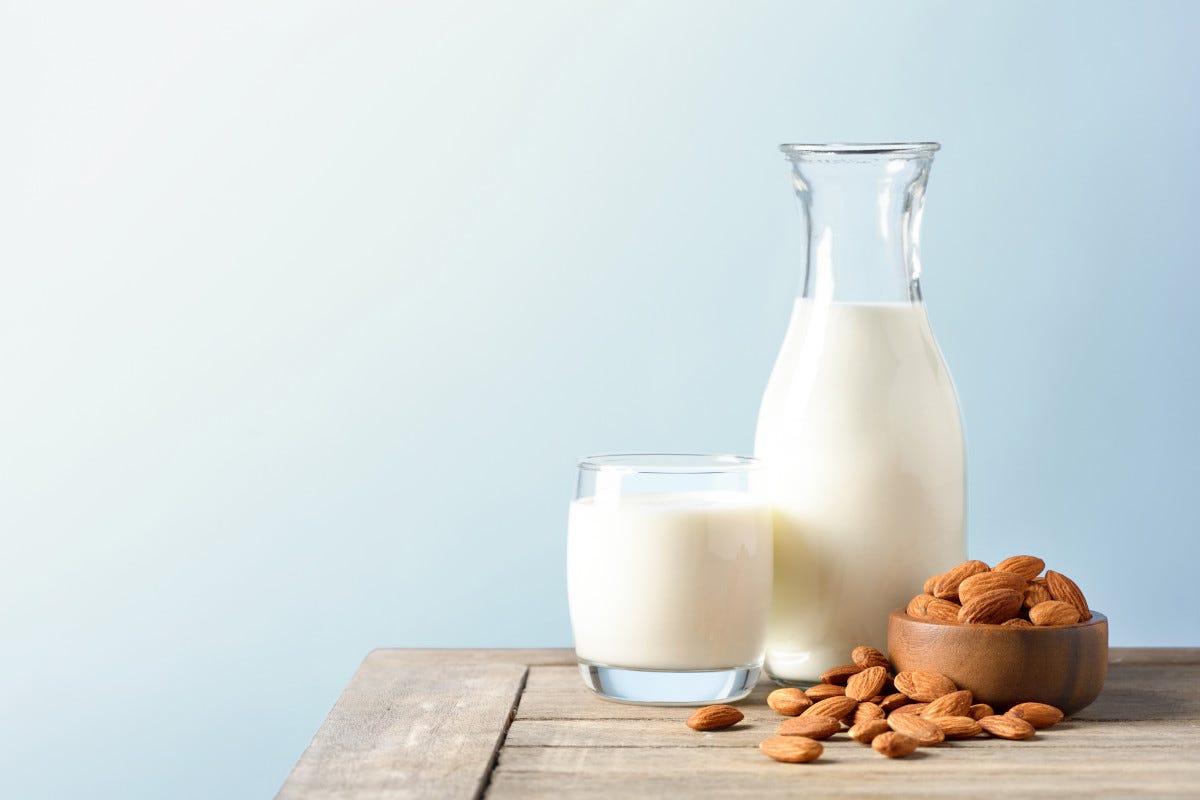 Il latte di mandorla ha registrato una clamorosa impennata di consumi negli ultimi anni Il latte e le sue alternative: un’offerta in continua crescita