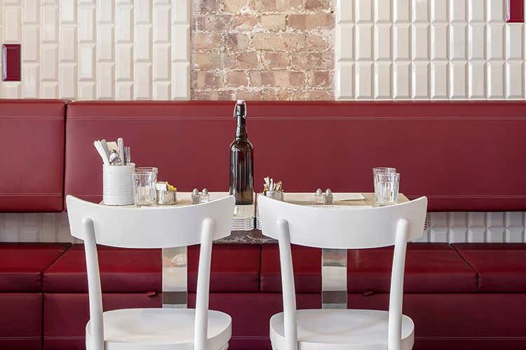 Il bianco e il rosso sono i colori dominanti del locale (Le vecchie latterie milanesi rivivono in un caff&egrave; di Londra)