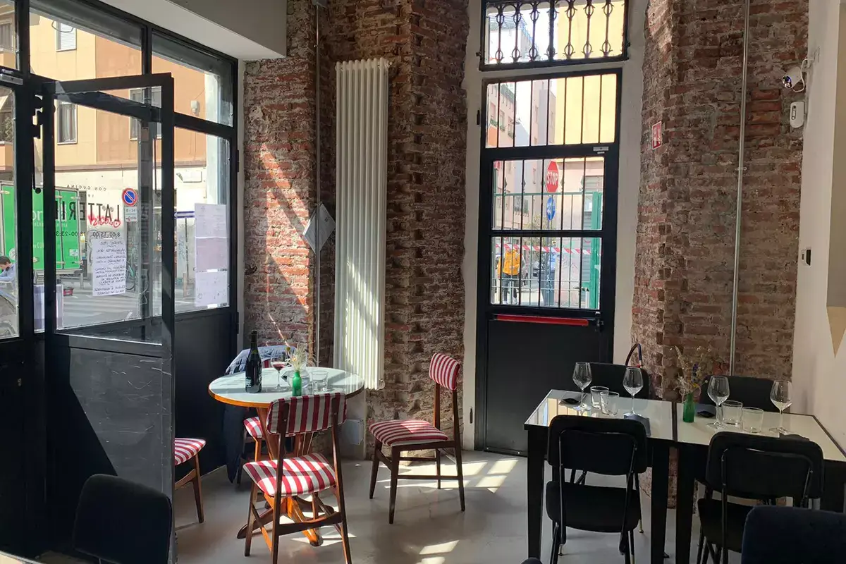 L&rsquo;arredo solare e allegro &egrave; quello degli anni &rsquo;50 Latterie 1952, la cucina milanese di una volta con un tocco contemporaneo