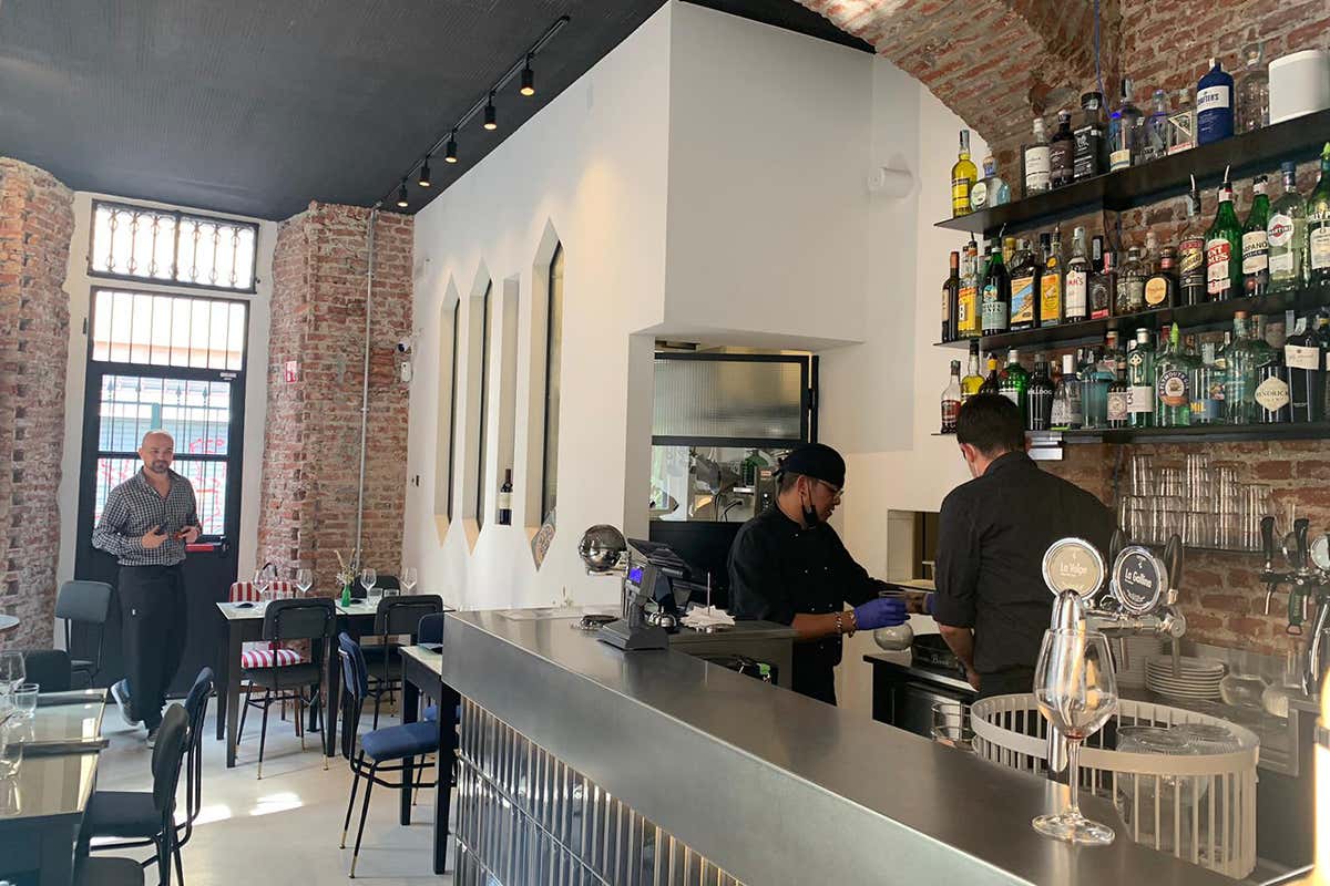 In un angolo ha trovato posto anche un piccolo bar&nbsp; Latterie 1952, la cucina milanese di una volta con un tocco contemporaneo