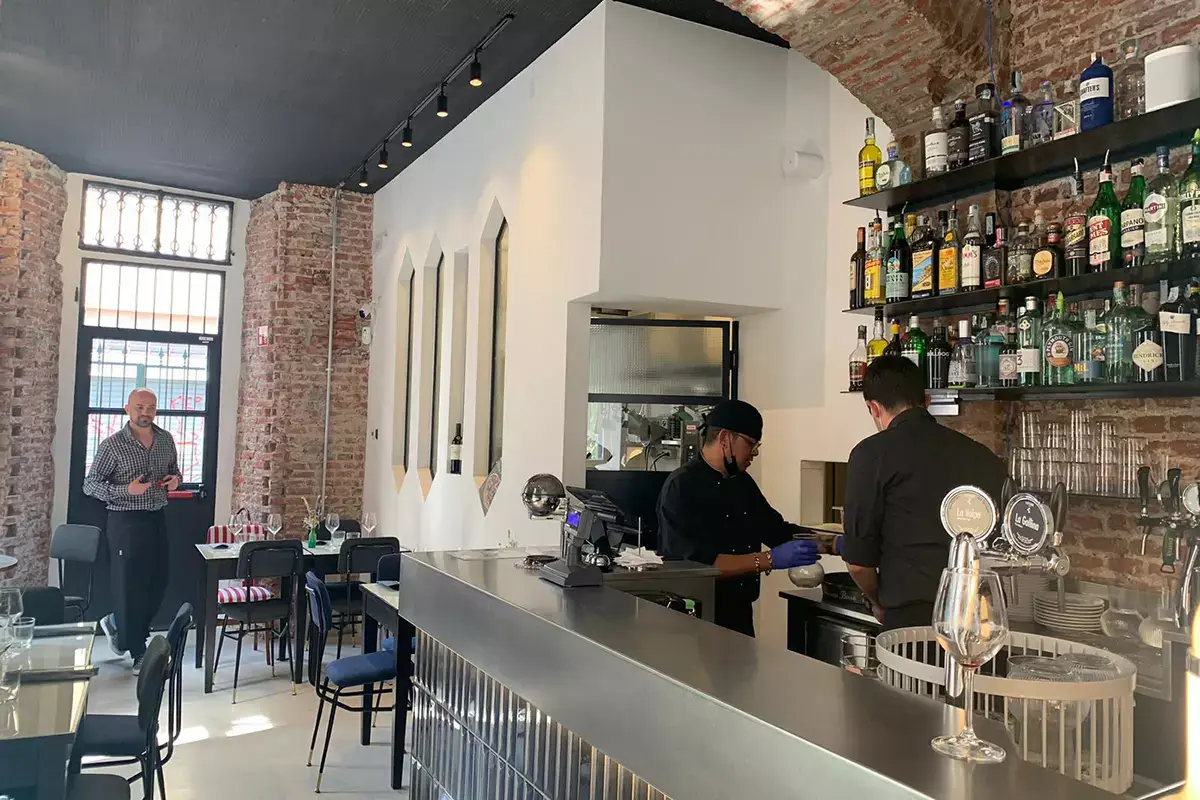In un angolo ha trovato posto anche un piccolo bar&nbsp; Latterie 1952, la cucina milanese di una volta con un tocco contemporaneo