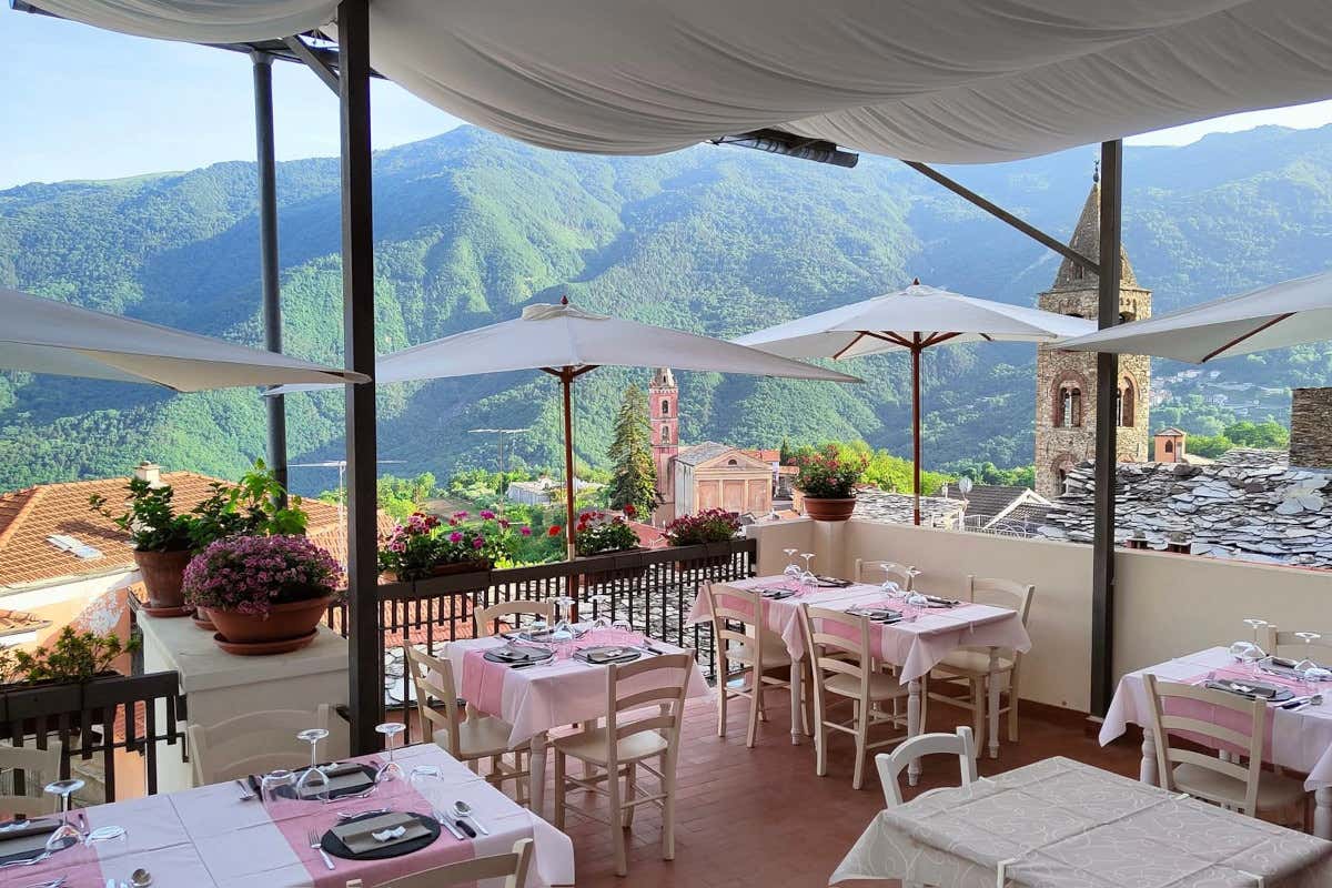 La terrazza del Ristorante Cadò che affaccia sul borgo di Cosio d'Arroscia