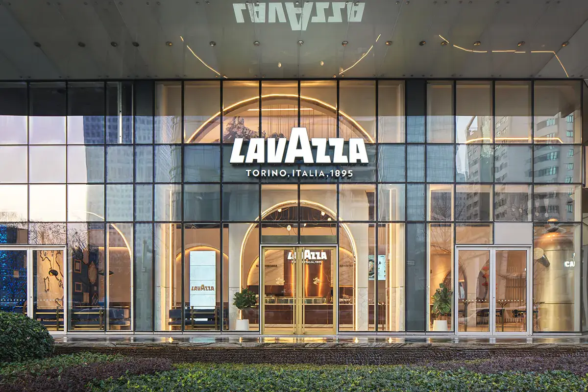Sono gi&agrave; 20 gli store aperti in Cina dalla joint-venture fra Lavazza e Yum China Holdings Lavazza accelera in Cina con il partner Yum China: 1.000 store entro il 2025