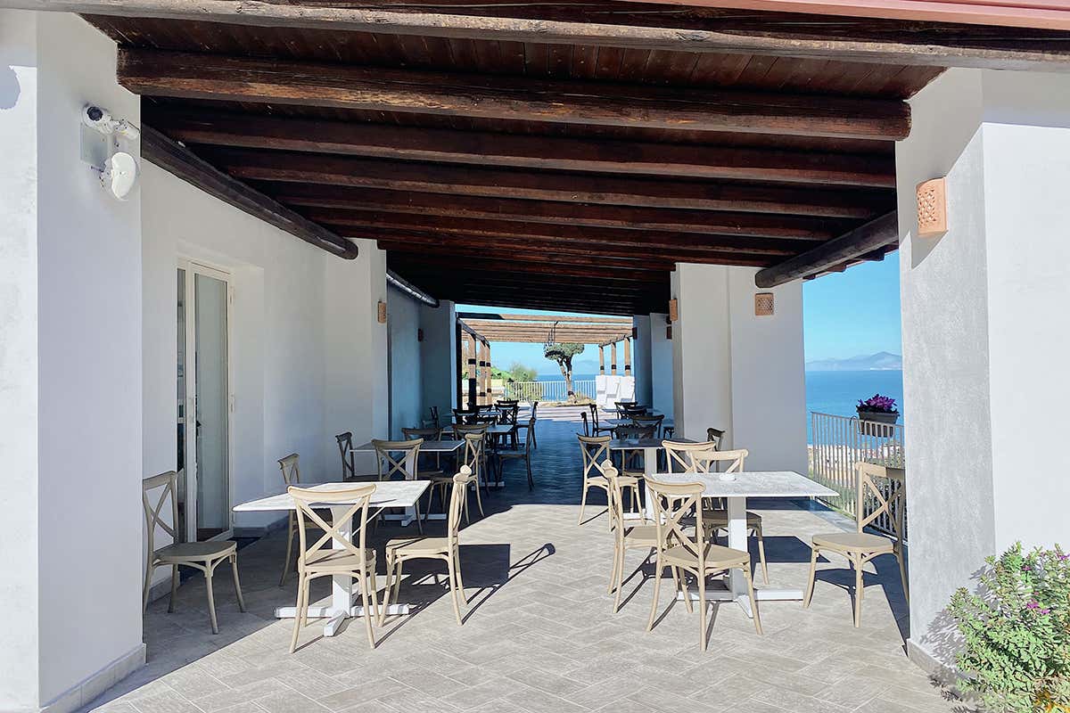 Relax sotto il portico panoramico [[Giro del Golfo in otto giorni]]: il bello e il buono dei Campi Flegrei