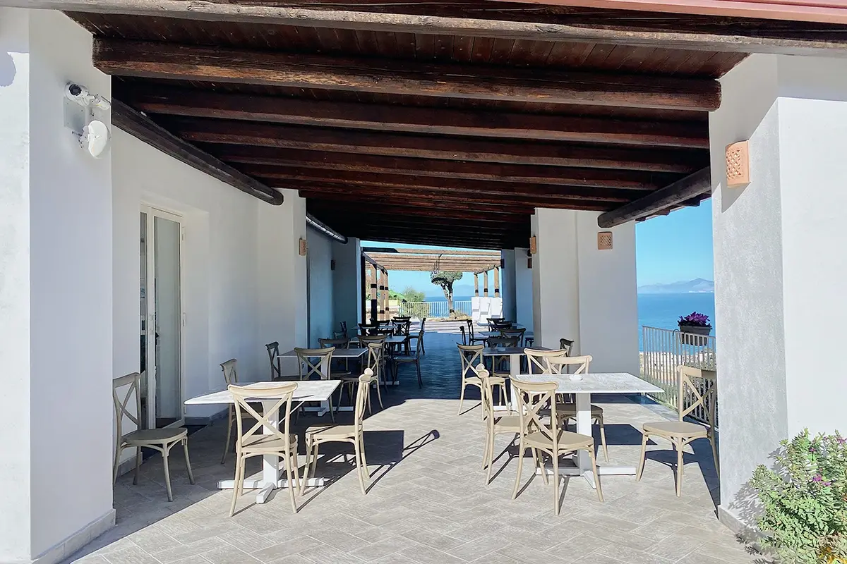 Relax sotto il portico panoramico [[Giro del Golfo in otto giorni]]: il bello e il buono dei Campi Flegrei