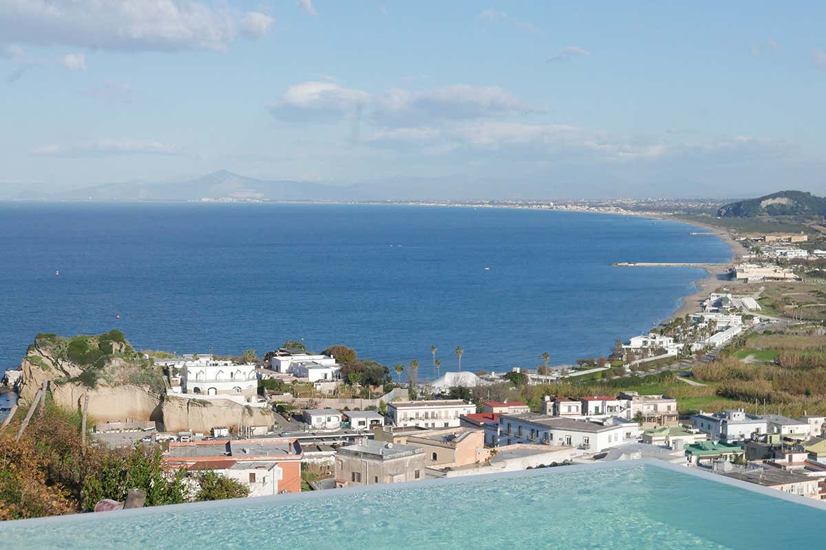 La vista spettacolare dalla piscina [[Giro del Golfo in otto giorni]]: il bello e il buono dei Campi Flegrei