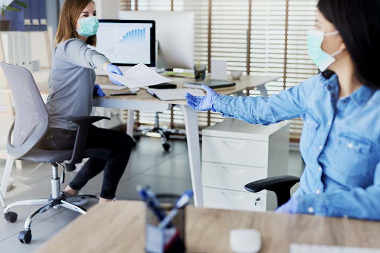 Covid infortunio sul lavoro - No vax contagiati sul lavoro? Infortunio, ma risarcimento incerto