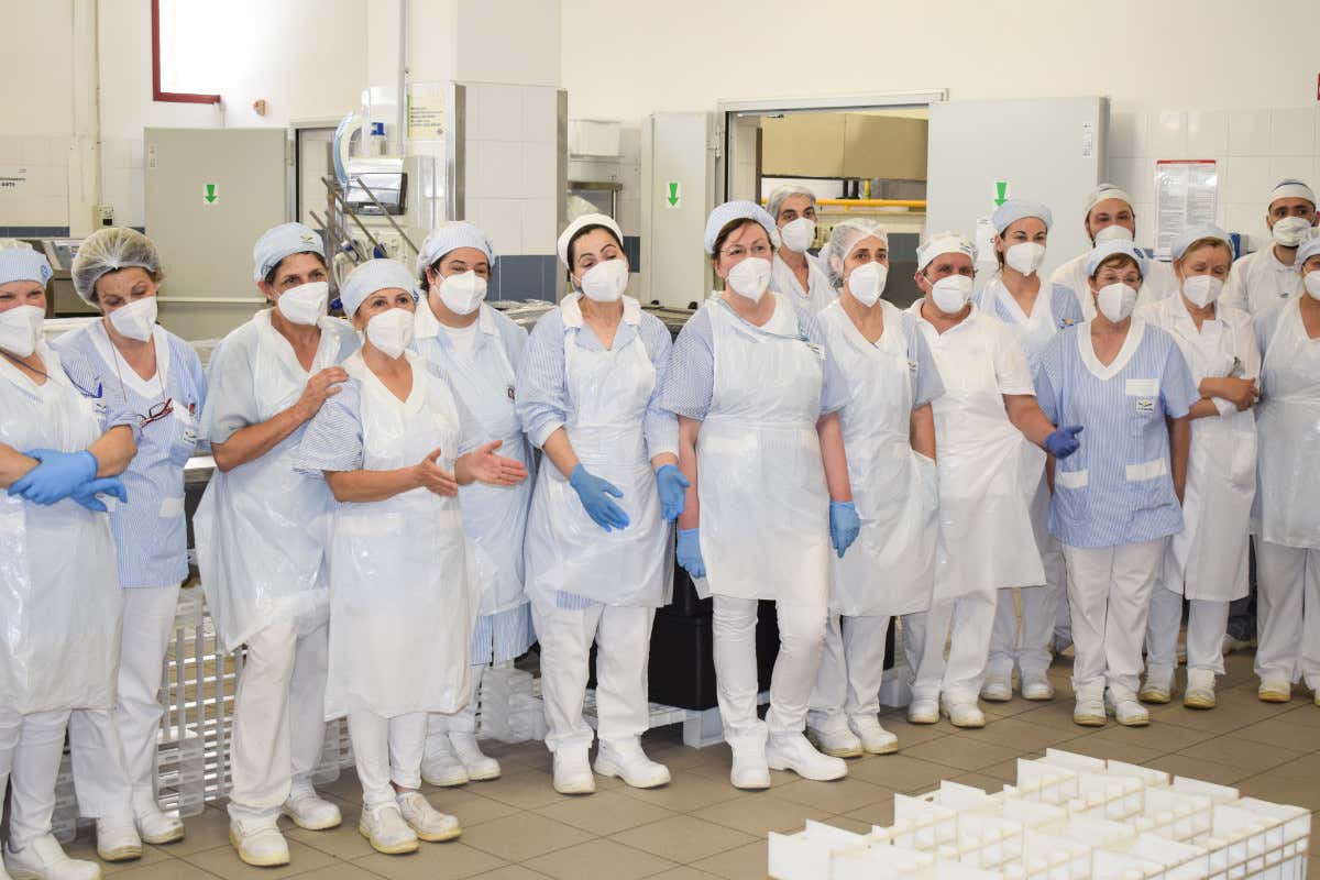 Le lavoratrici della Vivenda Mense Ascoli assunte dalla Vivenda undici lavoratrici a tempo indeterminato